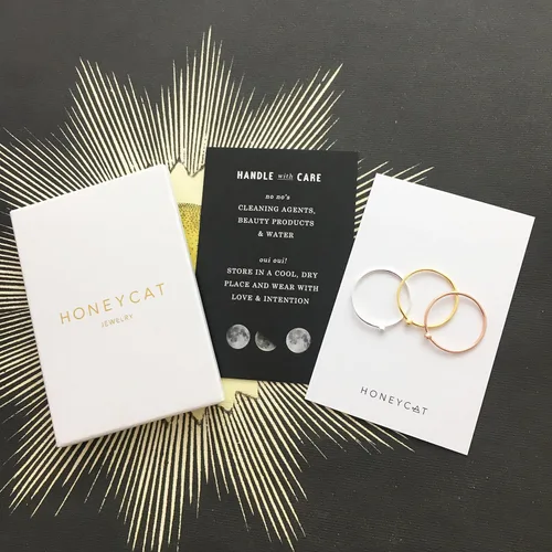 Vista 5 de Honeycat Anillo solitario con bisel en oro, oro rosa o plata Joyería minimalista y delicada