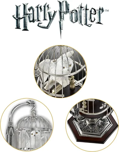Vista 5 de The Noble Collection Harry Potter Hedwig miniatura en jaula – Escultura de búho nevado de resina en pedestal de metal y madera – Set de película