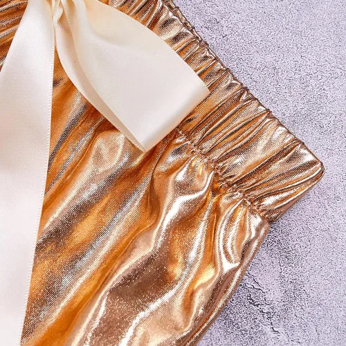 Vista 4 de Pantalones cortos metálicos de piel sintética para niñas pequeñas, pantalones cortos de Halloween con lazos para el pelo de murciélago