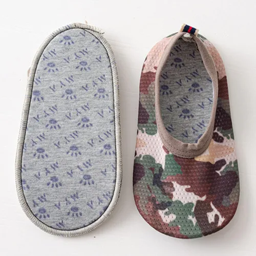 Vista 4 de Pantuflas de animales de peluche iluminados, zapatos descalzos antideslizantes de camuflaje para niños, calcetines para niños, zapatos de 1 a 5 años