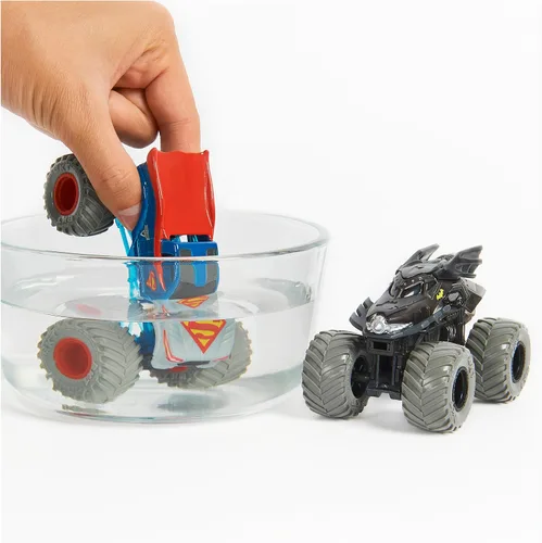 Vista 3 de Monster Jam, Camiones monstruo fundidos a presión oficiales de Batman vs Superman que cambian de color, escala 1:64