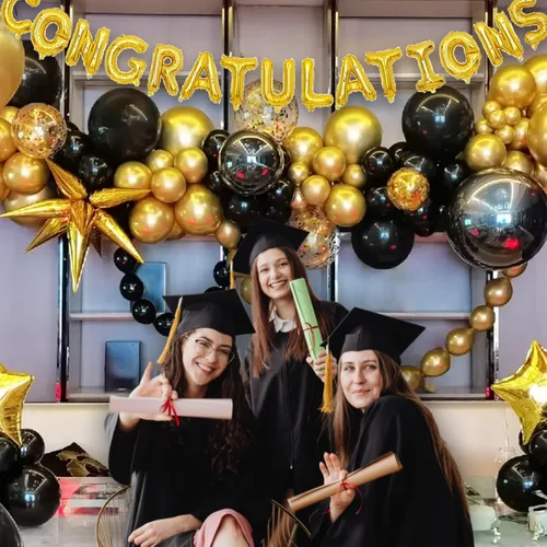 Vista 4 de Paquete de 50 globos de látex metálicos negros y dorados de 12 pulgadas con 1 rollo de cinta para decoración de cumpleaños, graduación, celebración
