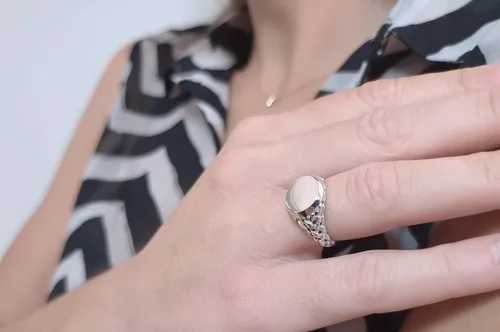 Vista 7 de Anillo de sello trenzado ovalado unisex en oro macizo de 9K, 14K y 18K, anillo de sello tejido personalizado, anillo Chevalier grabado con inicial