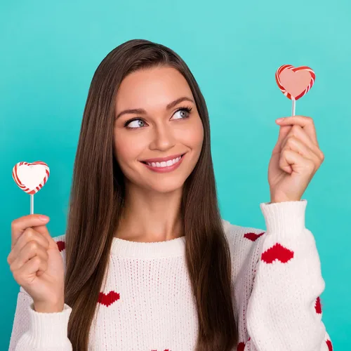 Vista 3 de Fruidles Paquete de 12 paletas de corazón de remolino rojo y blanco de San Valentín, surtido, envueltas individualmente