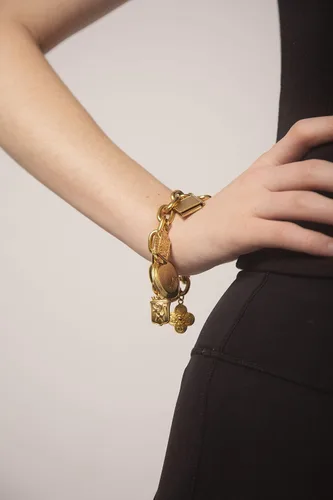 Vista 2 de Ben-Amun Jewelry - Pulsera de oro con dije de inspiración vintage