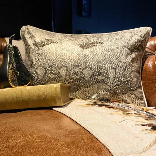 Vista 5 de The HomeCentric Fundas de almohada lumbares doradas de 12 x 14 pulgadas (11.8 x 13.8 in), de piel sintética, con diseño de animales, estilo moderno