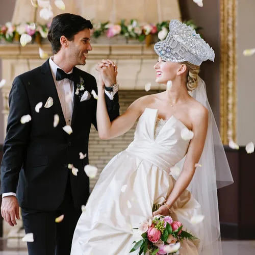 Vista 8 de Ulrica Sombreros de novia con diamantes de imitación, sombrero de discoteca para decoraciones de despedida de soltera, sombrero de vaquero brillante
