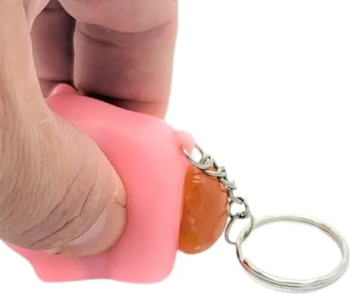 Vista 2 de Naughty Squeeze Pooping - Llavero de cerdo rosa (2") Animal Poop TURD