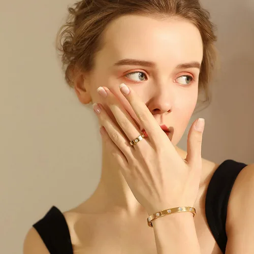 Vista 3 de AoJun - Anillos para mujeres, anillos de acero y titanio chapados en oro de 18quilates, modernos y clásicos, regalos para parejas, día de San