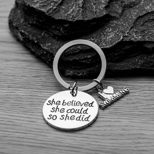Vista 5 de Llavero de natación, She Believed She Could So She Did, joyería de natación, joyería para nadadores, regalo para nadadores y equipos de natación