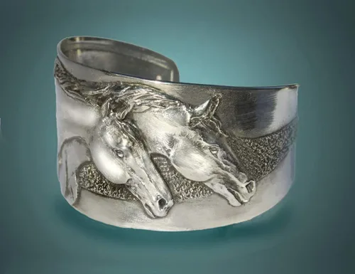 Vista 3 de Pulsera de Horse Lady Gifts, pulsera de puño con dos cabezas de caballo hecha a mano en EE. UU.