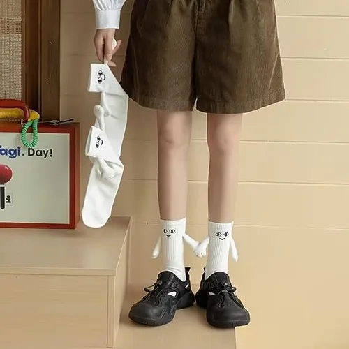 Vista 5 de Calcetines tomados de la mano,Divertidos pares magnéticos de mano a mano calcetines de tubo medio,Calcetines novedosos para muñecas 3D, regalos