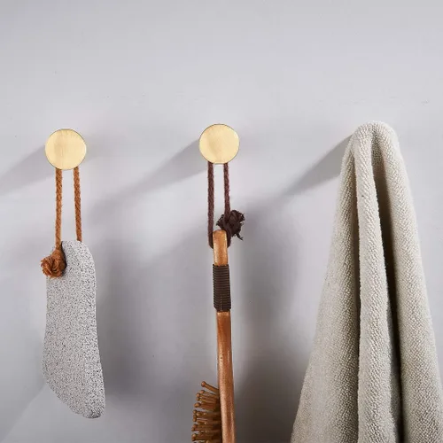 Vista 6 de TECI Ganchos dorados de latón macizo (paquete de 2) resistentes montados en la pared. Perfecto para bolsos, abrigos, sombreros, bolsos, mochilas
