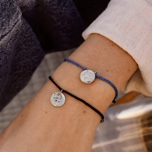 Vista 4 de Pura Vida Pulsera de plata u oro con dije de moneda de cristal Hecho a mano con cristal checo, ajustable con banda impermeable Pulseras apilables
