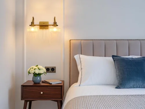Vista 5 de Aplique de pared de vidrio de 2 luces con pantalla de globo a rayas transparentes, lámpara de pared de latón envejecido industrial para sala