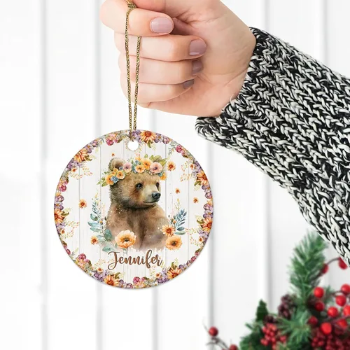 Vista 4 de Hyturtle Adorno de Navidad personalizado para los amantes de los osos, adorno de cerámica con nombre personalizado de Just A Girl Who Loves Bears