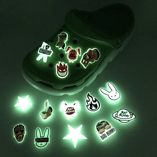 Vista 6 de JIANGLIND 22 dijes de Bad Bunny que brillan en la oscuridad para zapatos que brillan en la oscuridad, se adaptan a sandalias de zueco, decoración