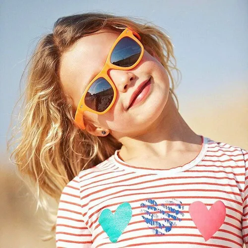 Vista 2 de SUNOVELTIES Paquete de 12 lentes de sol retro neón para niños pequeños, diseño de corazón clásico, a granel, regalos de fiesta para niños y niñas
