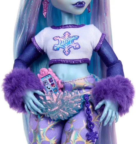 Vista 4 de Muñeca Monster High, Abbey Bominable Yeti de moda con mamífero mamut mascota y accesorios temáticos Muñeca Yeti en ropa morada peluda con mamut