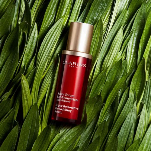 Vista 5 de Clarins Suero antienvejecimiento súper restaurador remodelador para piel madura debilitada por cambios hormonales Repone, ilumina y ayuda a