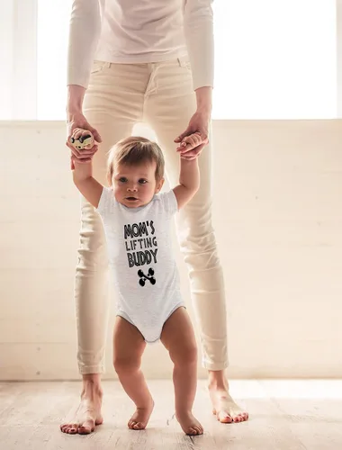 Vista 3 de CBTwear Moms Lifting Buddy - Mommys Workout Partner - Lindo body de bebé de una pieza para bebé