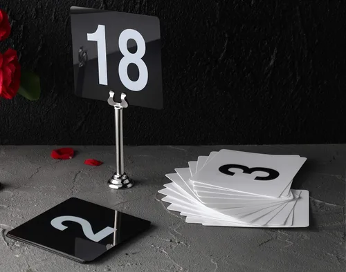 Vista 9 de New Star Foodservice 23145 Números de mesa de plástico de doble cara, 1 a 25, 4 x 4 pulgadas, gris claro sobre negro