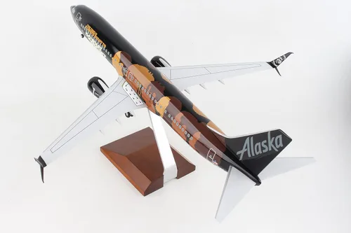 Vista 5 de Skymarks Daron Alaska 737-900ER Compromiso 1/100 con madera y engranaje SKR8287