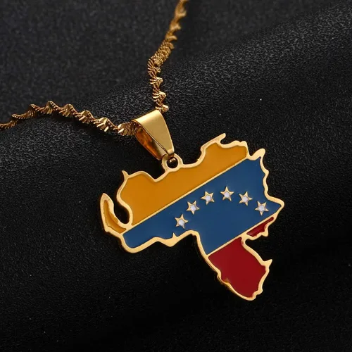 Vista 2 de Collar con colgante de la bandera de Venezuela color dorado joyería venezolana