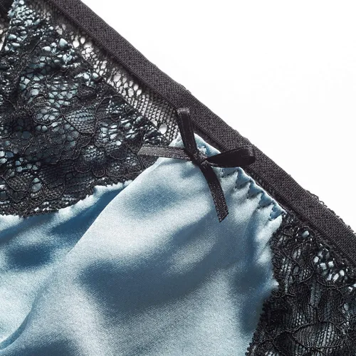 Vista 2 de SilRiver Bragas de satén de seda para mujer, ropa interior brillante Tanga