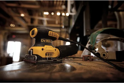 Vista 2 de DeWalt DWE6411K - Set de lijadora de mano, hoja 1/4