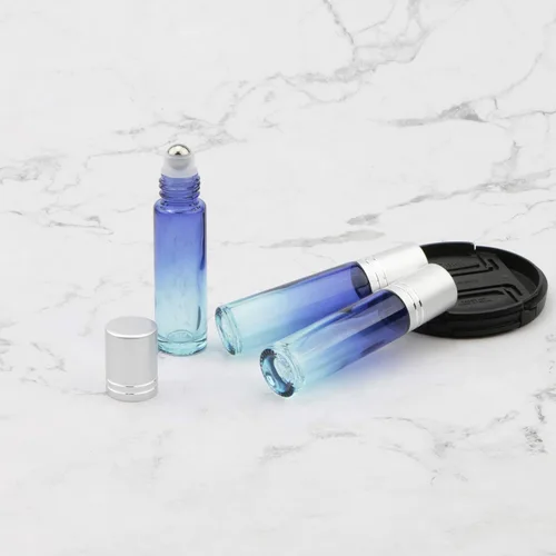 Vista 5 de Juego de 10 botellas enrollables de vidrio, 0.3 fl oz (1/3 onza), tarros de rodillo de gradiente azul con abridor de embudos, frascos de vidrio