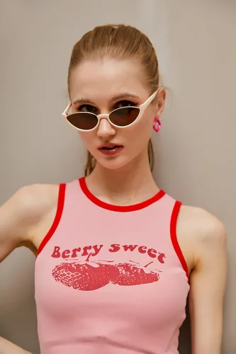 Vista 3 de FEISEDY Gafas de sol de ojo de gato pequeñas de moda retro para mujer, gafas de sol frescas B2864