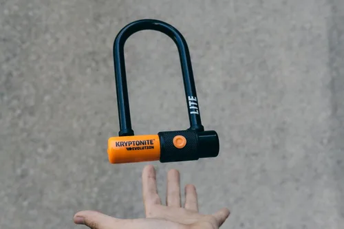 Vista 4 de Kryptonite Evolution Lite Mini-6 Candado para Bicicleta en U, Candado Antirrobo Ligero para Bicicleta en U, grillete de acero de 11 mm con llaves