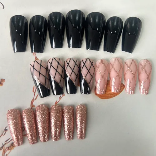 Vista 5 de Uñas postizas cuadradas negras de longitud media con diseños de líneas negras y doradas, cobertura completa, reutilizables, juego de uñas postizas