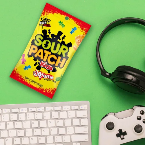Vista 8 de SOUR PATCH KIDS Extreme Sour Soft & Chewy Gummy Candy, caramelos a granel, bolsas de 12 - 7.2 onzas
