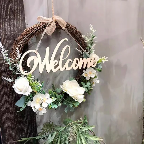 Vista 3 de Paquete de 8 adornos colgantes de madera con texto en inglés «Hello & Welcome», sin terminar, adornos colgantes de madera con texto en inglés «Hello
