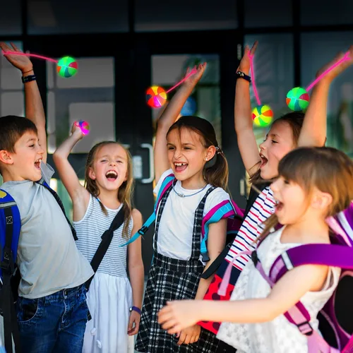 Vista 5 de Wettarn Paquete de 24 bolas de punta iluminadas para niños de 2.6 pulgadas con luces LED, bolas hinchables a granel, bolas sensoriales intermitentes
