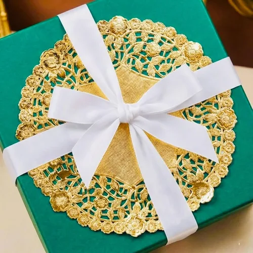 Vista 2 de Hojas decorativas de encaje de papel metálico de 8 pulgadas, elegantes, resistentes y desechables, ideales para presentación de alimentos y uso