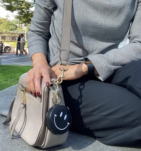 Vista 3 de Monedero con cremallera y diseño de cara feliz, con diseño de sonrisa positiva, con llavero de piel sintética suave, Negro -, Monedero con llavero