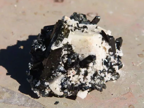 Vista 2 de Colección de minerales, cristales y rocas: auténticos minerales de África (Aegerina en ortolasa)