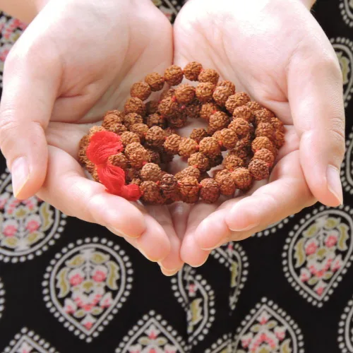 Vista 5 de HealthGoodsIn Rudraksha Mala anudada, orgánica, 5 caras (Panchmukhi) con 108 + 1 cuentas (tamaño de cuentas de 0.31 a 0.315 pulgadas)