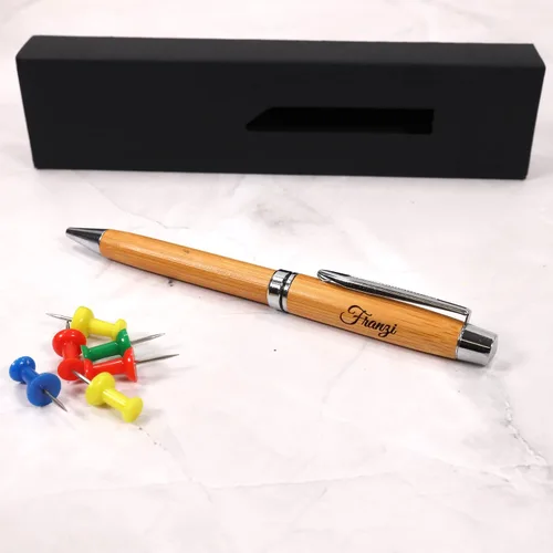Vista 7 de CustomDesign.Shop Bolígrafo ecológico personalizado de bambú + caja de regalo Diseña un regalo verdaderamente único Grabado con láser
