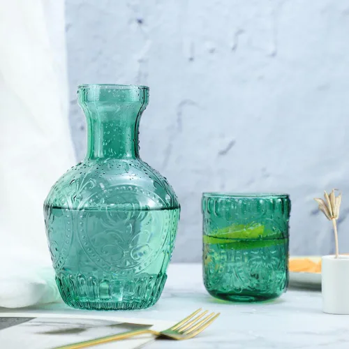 Vista 3 de Jarra de agua de noche de cristal retro en relieve con vaso, jarra y taza de noche, color verde