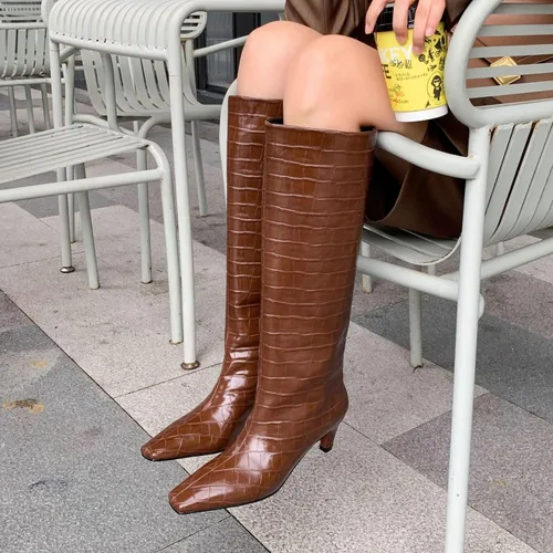 Vista 5 de Vertundy Botas altas hasta la rodilla para mujer, tacón bajo, pantorrilla ancha, botas altas con punta cuadrada, botines clásicos de cocodrilo