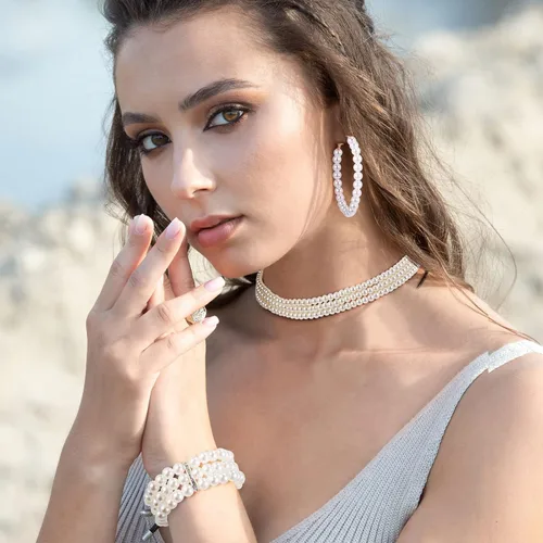 Vista 7 de Conjunto de joyas de perlas para mujer, collar de gargantilla de perlas de imitación de múltiples capas, pulsera elástica de perlas, aretes largos
