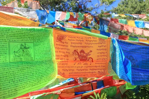 Vista 6 de Banderas tibetanas de oración, 60 unidades, banderas budistas de meditación para interiores y exteriores, banderas de oración de caballo de viento