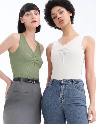 Vista 3 de KTILG Paquete de 2 camisetas sin mangas acanaladas para mujer, ajustadas, elásticas, básicas, de verano, casuales, con cuello en V