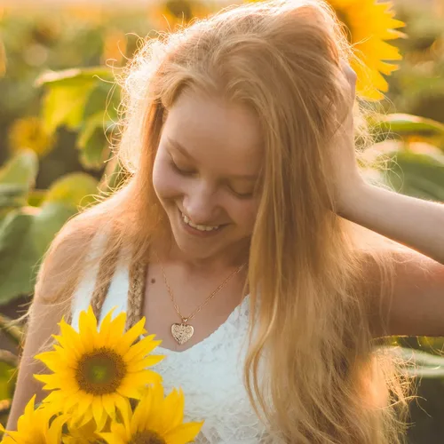 Vista 4 de Collares con medallón para mujeres y niñas, chapados en oro de 14 quilates, collares con inicial de corazón de girasol que sostiene imágenes You are