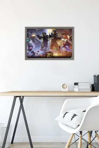 Vista 6 de Trends International Halo - Póster de pared de 20 años, 22.4 pulgadas de largo x 14.7 pulgadas, versión enmarcada en madera de granero