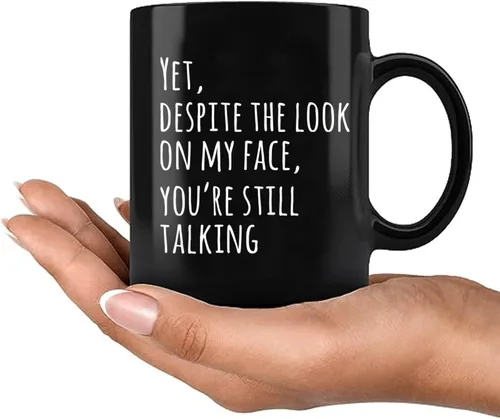 Vista 8 de Panvola Yet Despite The Look On My Face You're Still Talking Sarcastic Gift to Coworkers Divertidas tazas de sarcasmo taza de café de cerámica Negro